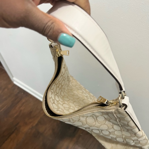 Signature Coach - Picture 11 of 11